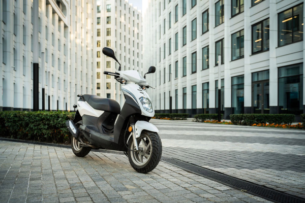 Скутер SYM (Сим) Orbit 50 белый + мотошлем SYM серый | Мототека